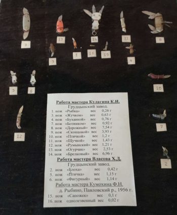 фото коллекция миниатюрных ножей