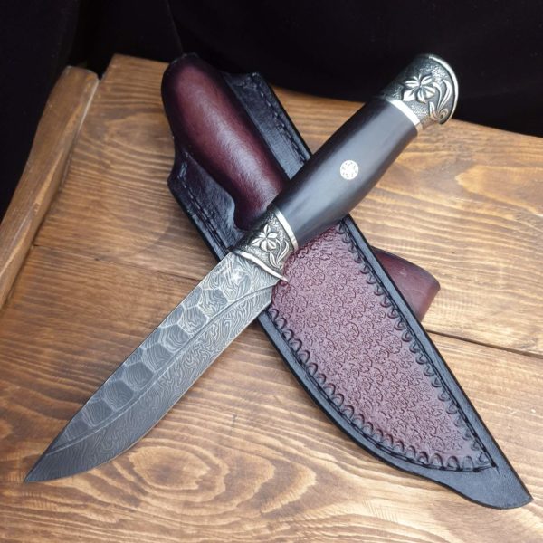 Нож Стрелец из дамасской стали в стиле "каменный век" с формованными ножнами